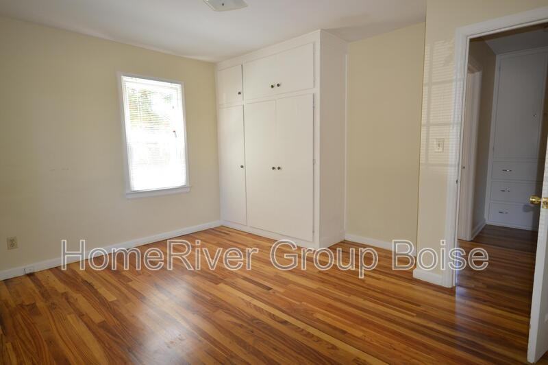 207 S Beach St - Photo 5 of 14