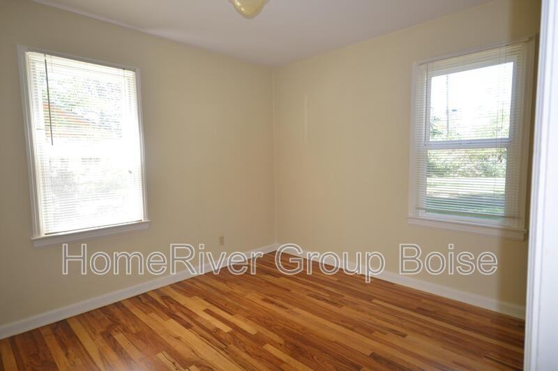 207 S Beach St - Photo 6 of 14