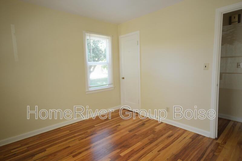 207 S Beach St - Photo 7 of 14