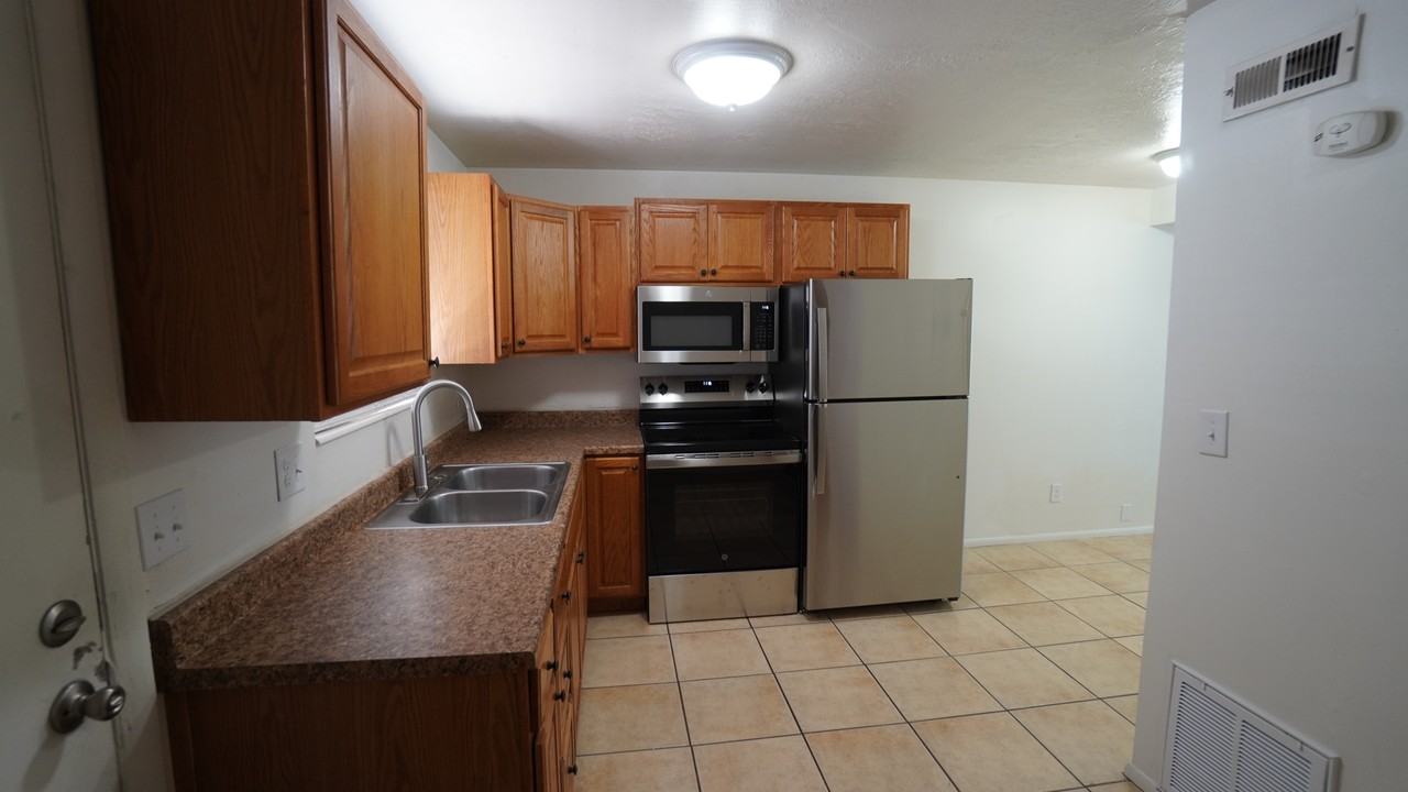 1273 E Gordon Ave - Photo 3 of 17