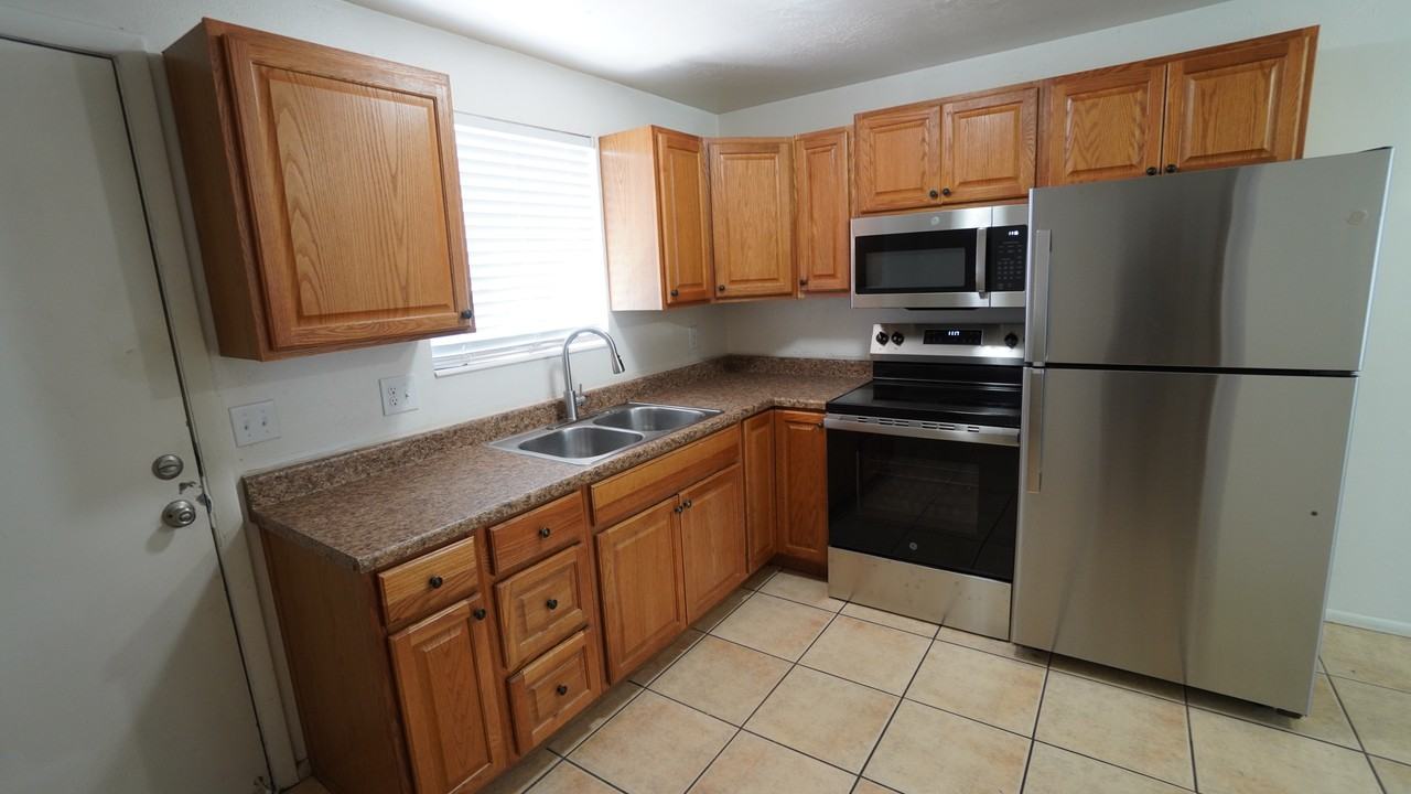 1273 E Gordon Ave - Photo 4 of 17