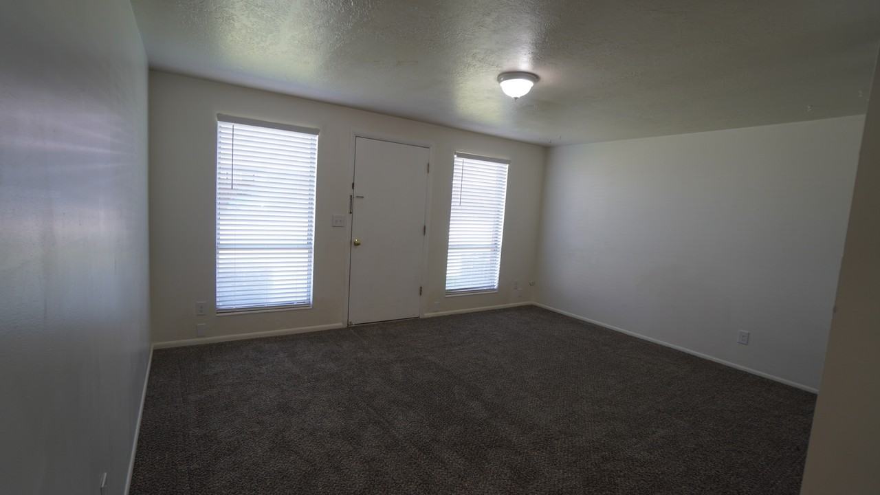 1273 E Gordon Ave - Photo 5 of 17