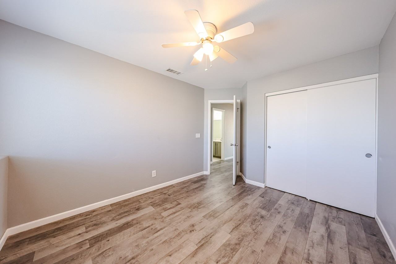 15847 N 32nd Pl - Photo 4 of 38