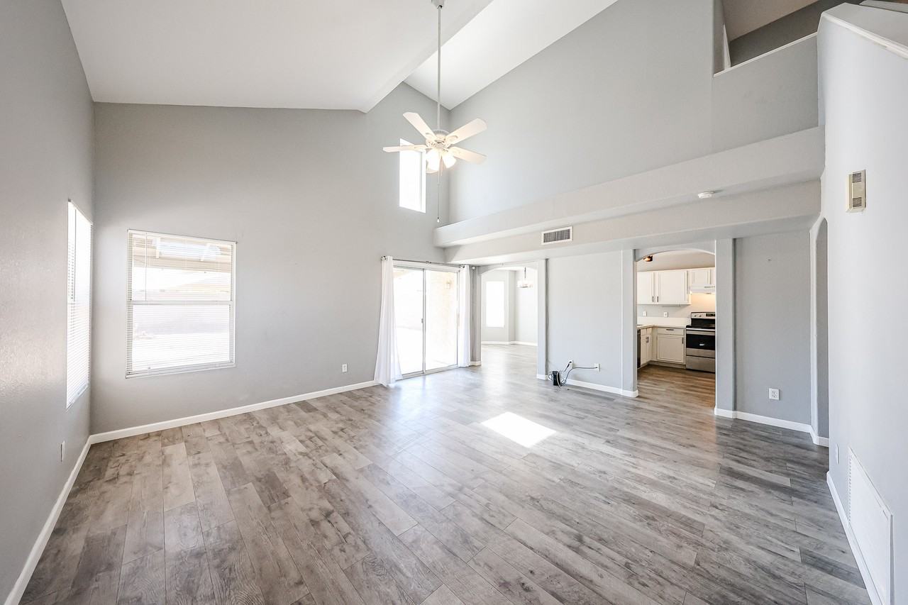 15847 N 32nd Pl - Photo 6 of 38
