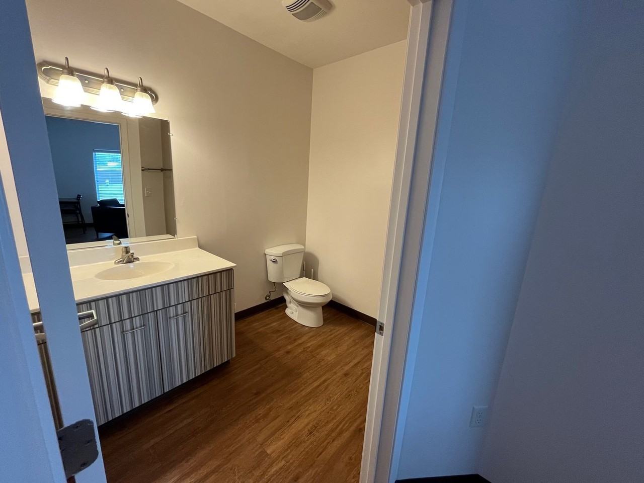 The Edge – Furnished 3BR Student Apartments by UTC | WiFi + Washer/Dryer | $709+ - Photo 3 of 26