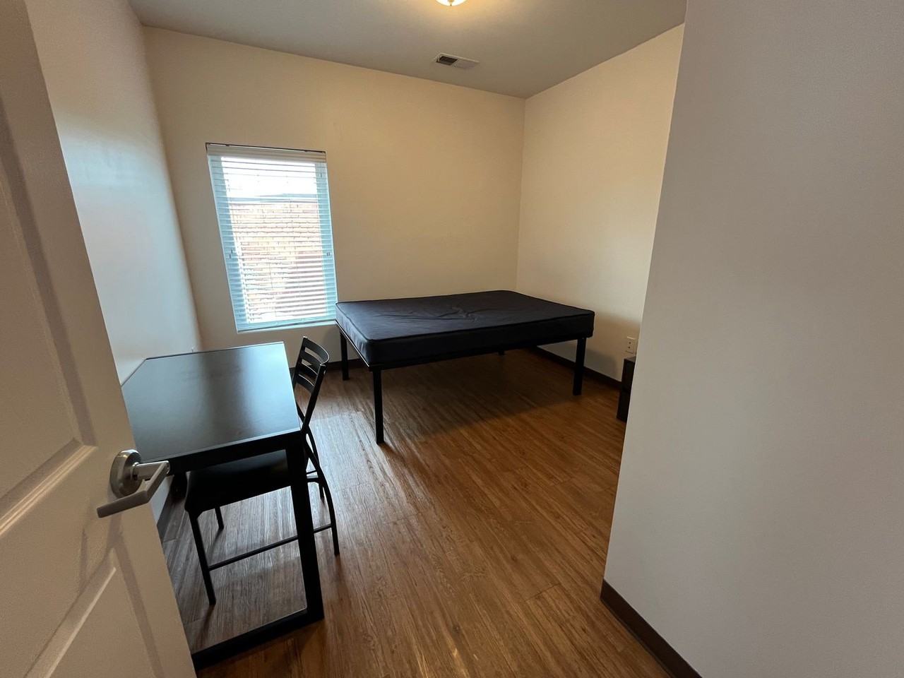 The Edge – Furnished 3BR Student Apartments by UTC | WiFi + Washer/Dryer | $709+ - Photo 5 of 26