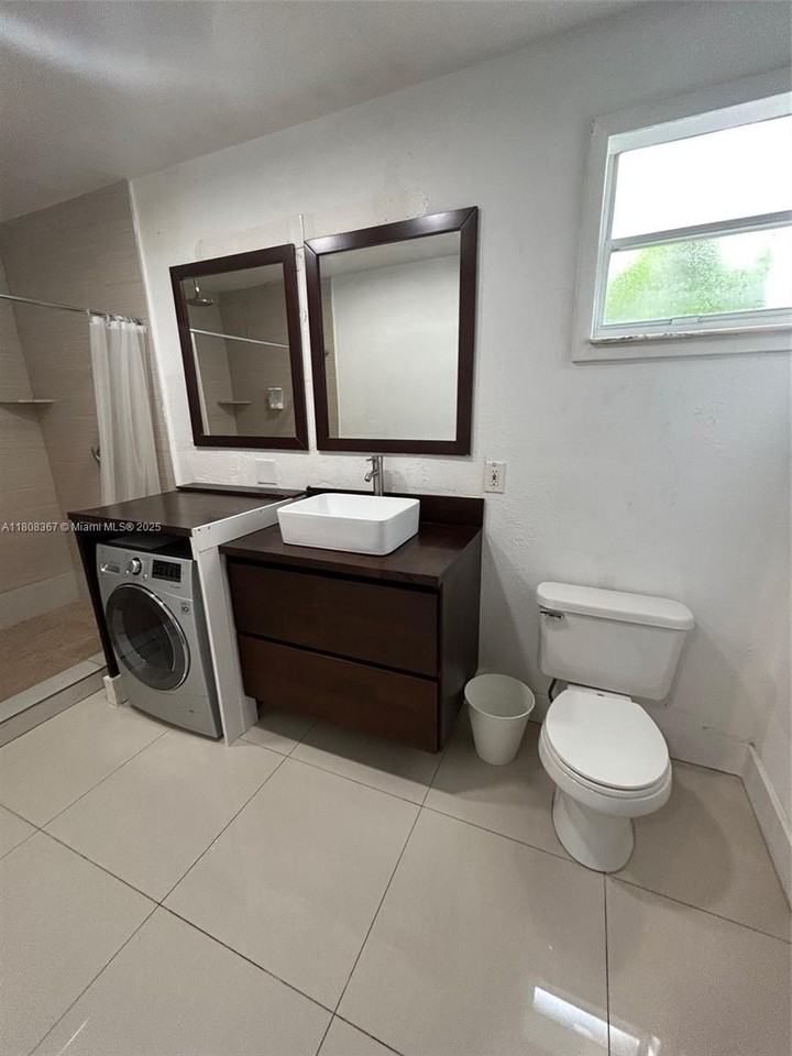 1531 Northeast 35th Street #3 - Photo 4 of 10