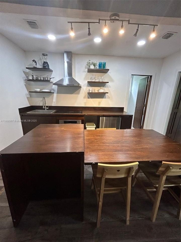 1531 Northeast 35th Street #3 - Photo 6 of 10