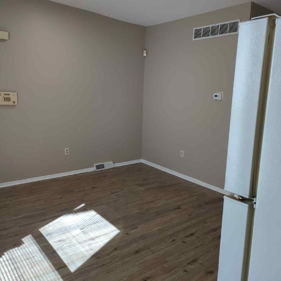 601 E 10th St #B - Photo 2 of 3