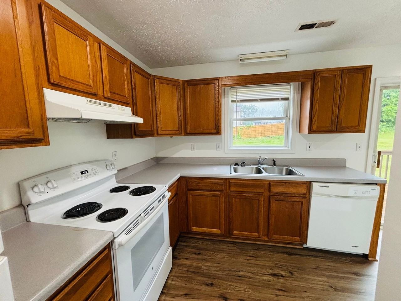 350 Wakeman Ct - Photo 4 of 16