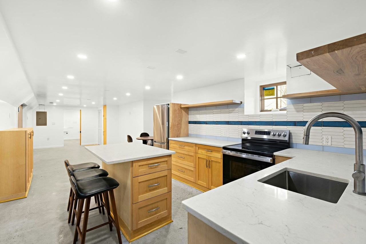 229 Oak St #1 - Photo 3 of 9