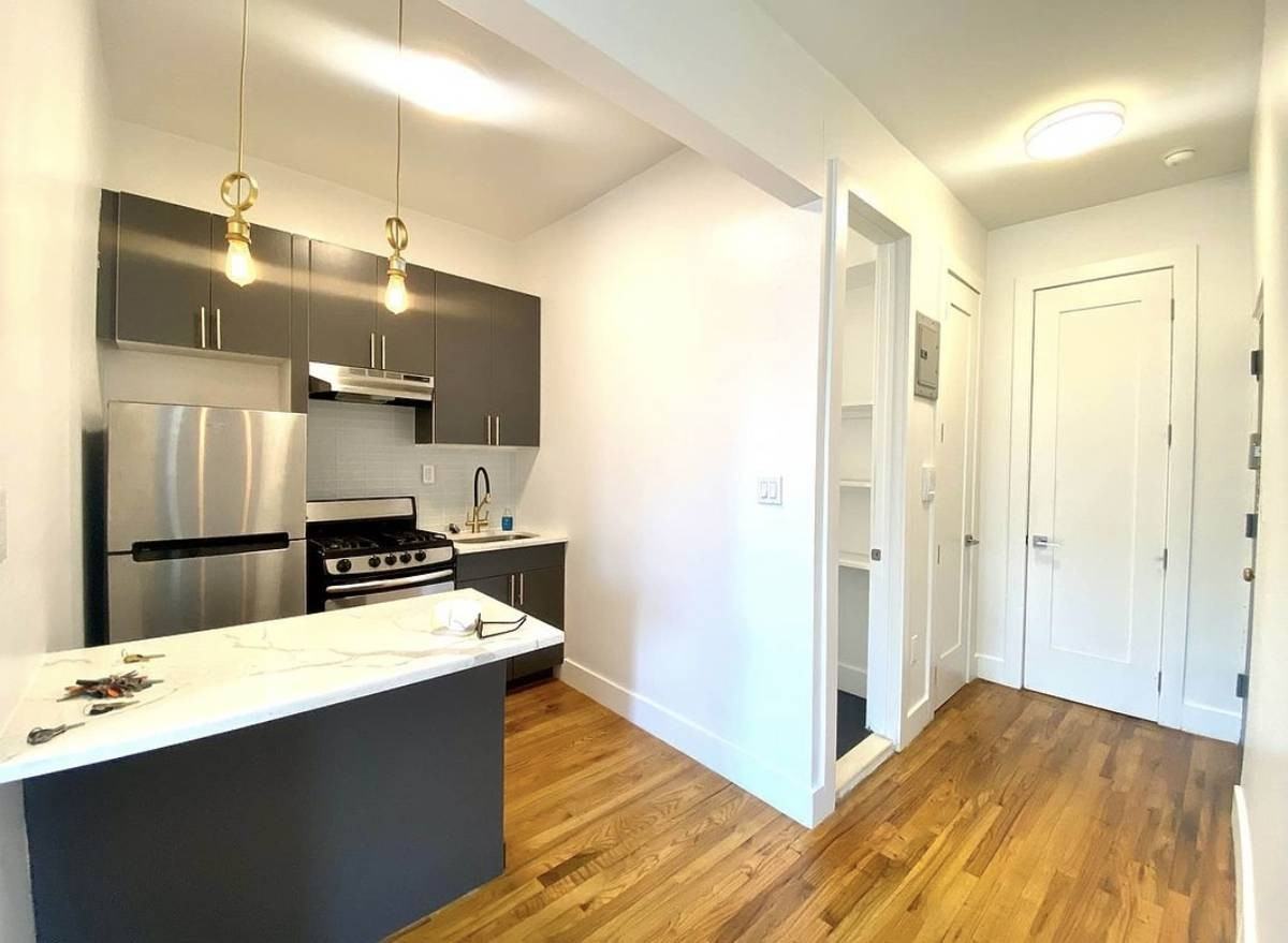 2025 Paulding Ave #4 - Photo 3 of 11