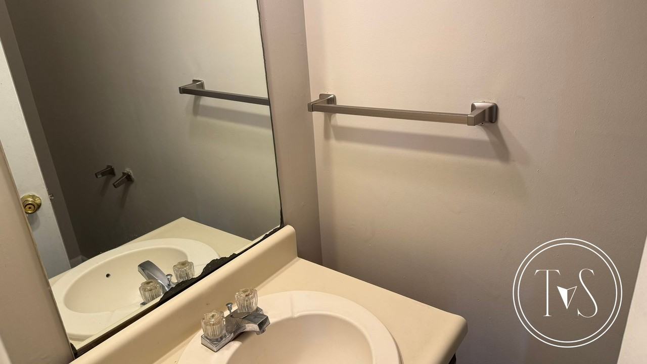 1069 Kelly Dr - Photo 4 of 21