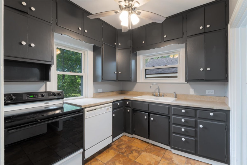 1021 N Shore Dr - Photo 3 of 18