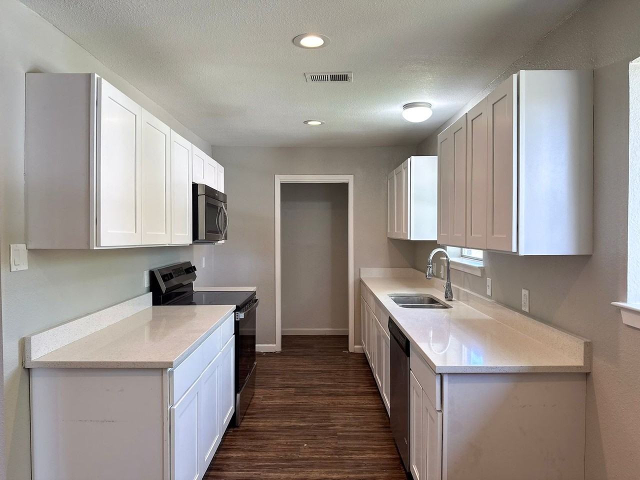 52083 Finley Rd - Photo 6 of 24