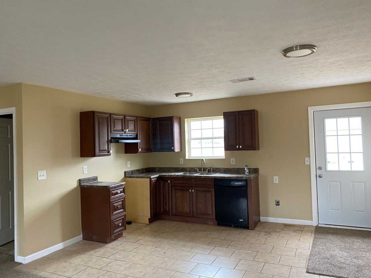 906 Red Oak Ln - Photo 3 of 11