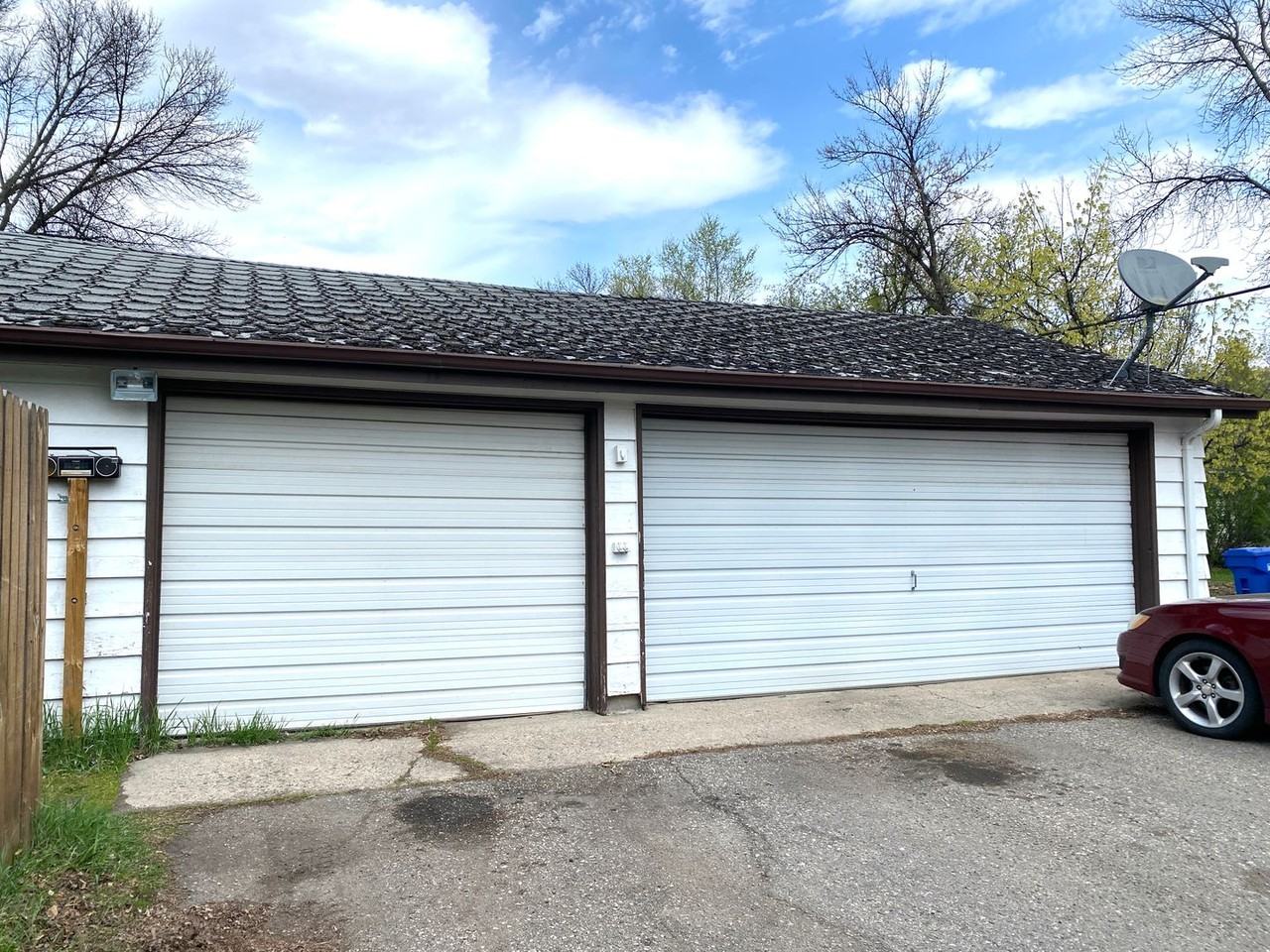 1011 College St N - Photo 2 of 6