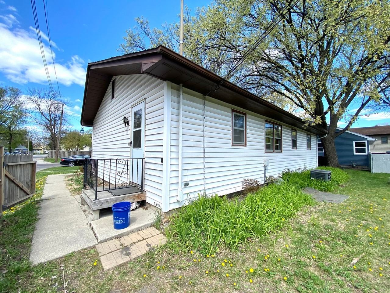 1011 College St N - Photo 3 of 6