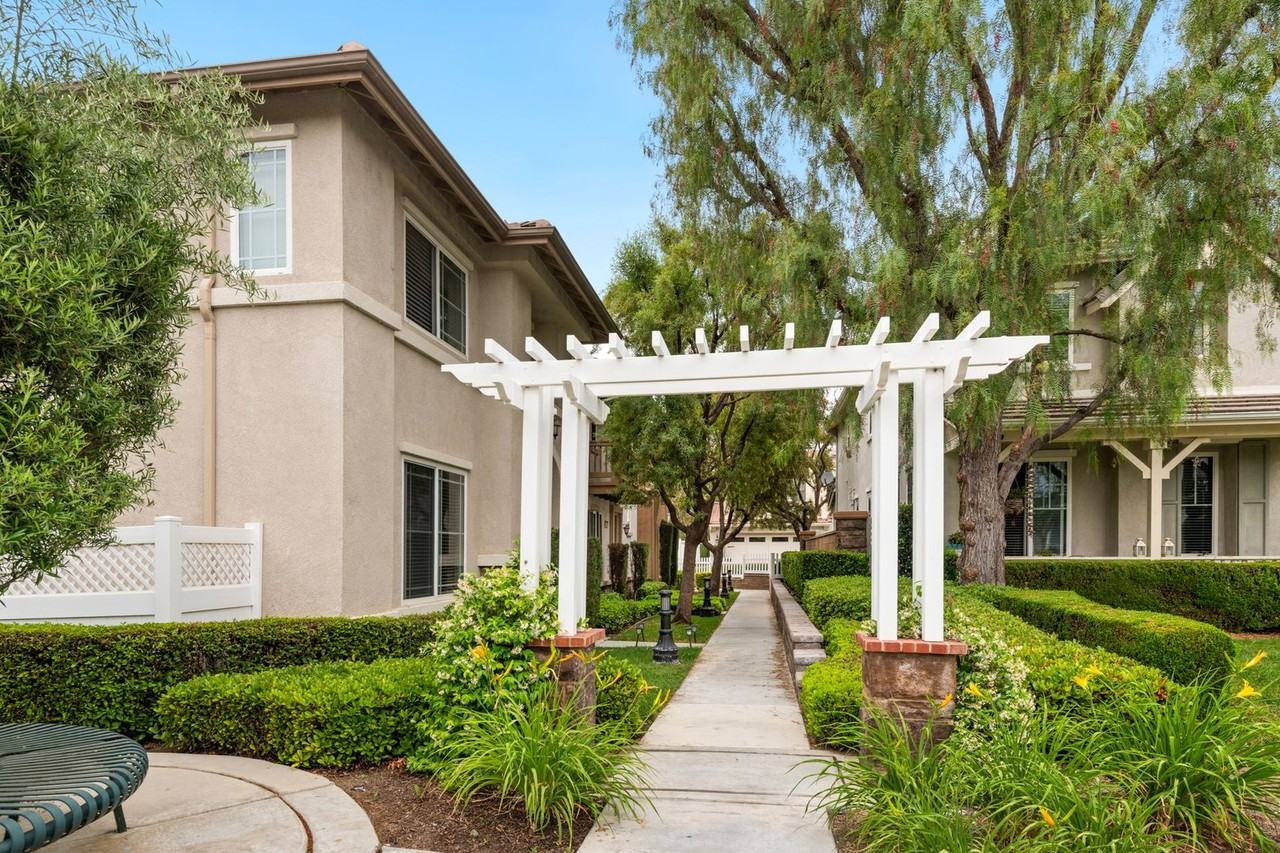 40062 Somerville Ln - Photo 2 of 32