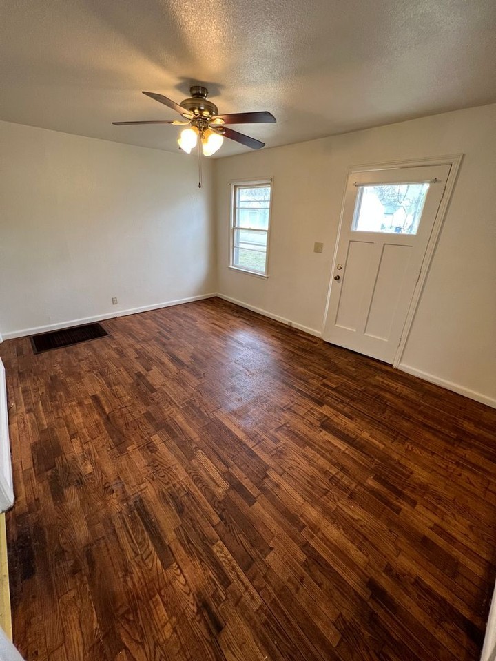 1633 N Madison St - Photo 5 of 13