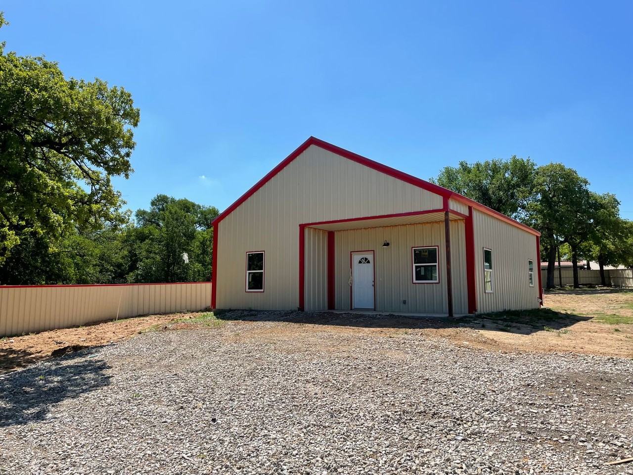 1006 Deer Ln - Photo 2 of 16