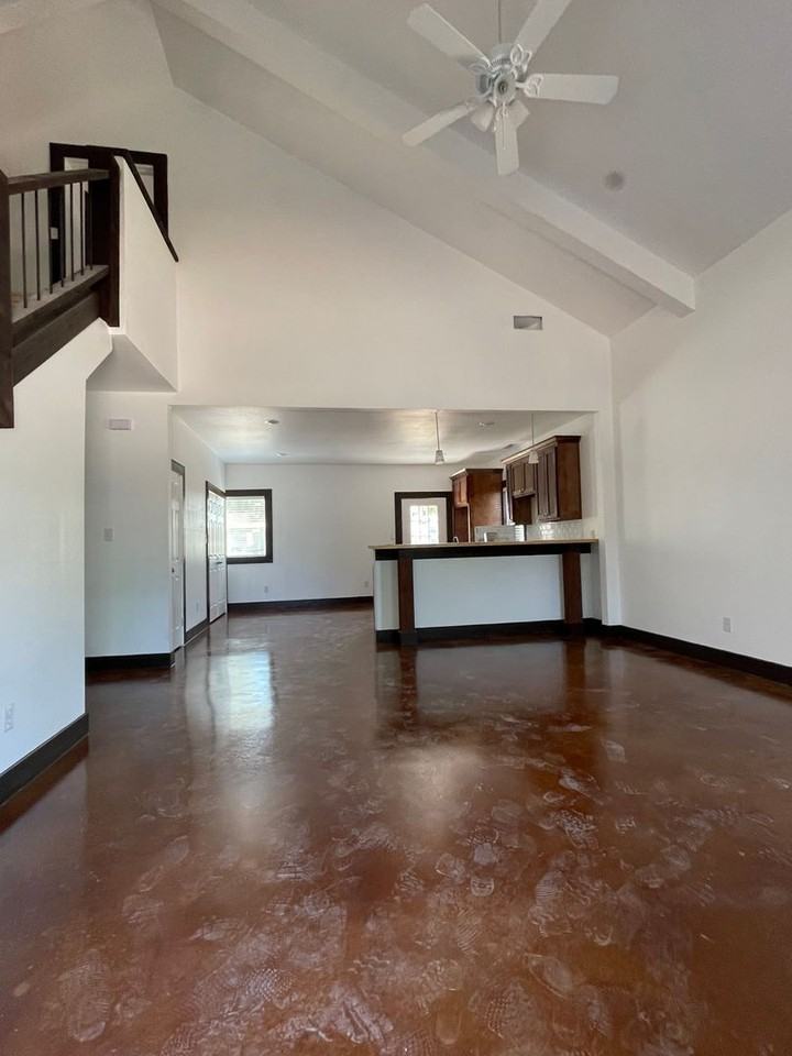 1006 Deer Ln - Photo 4 of 16