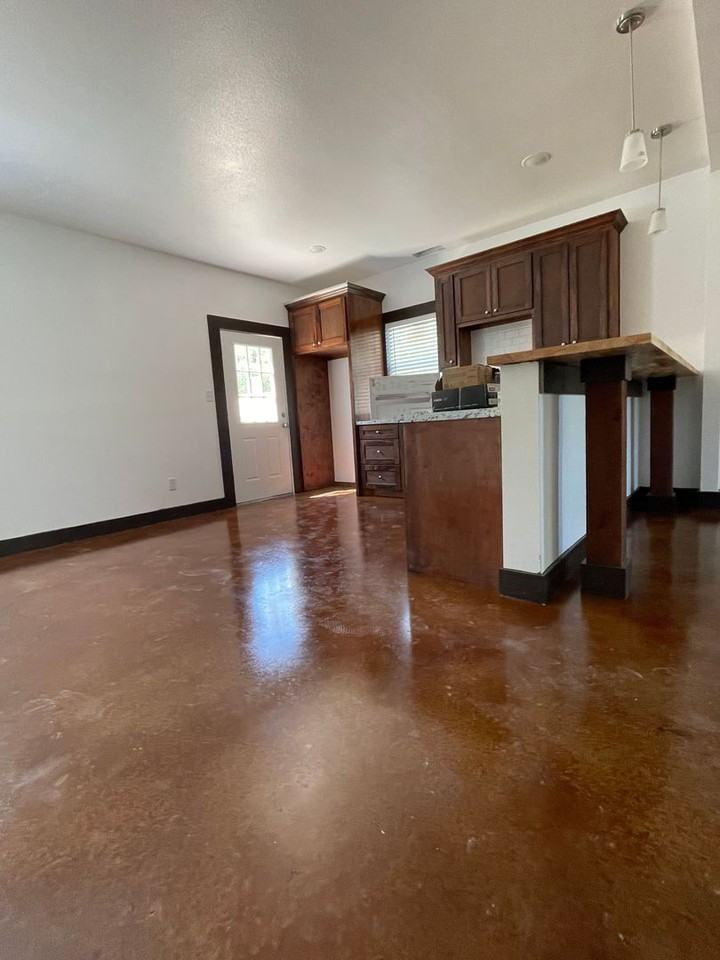 1006 Deer Ln - Photo 5 of 16