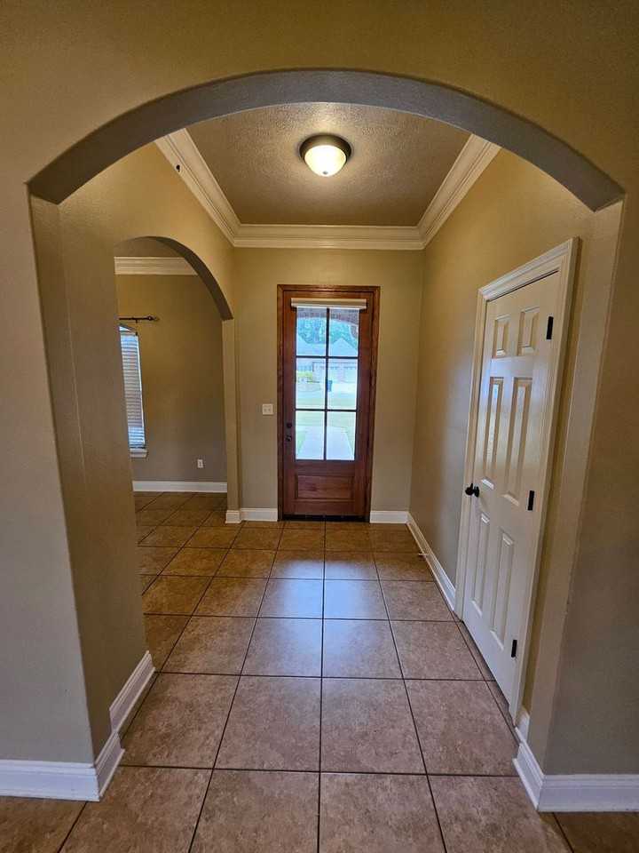 516 Woodland Pkwy - Photo 2 of 40