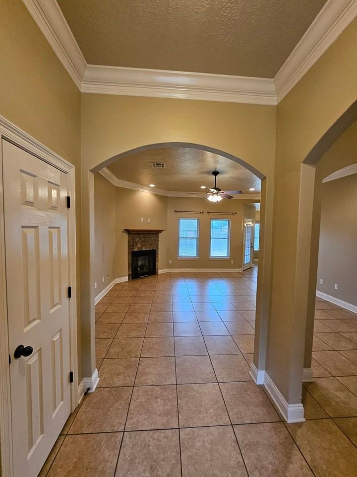 516 Woodland Pkwy - Photo 3 of 40