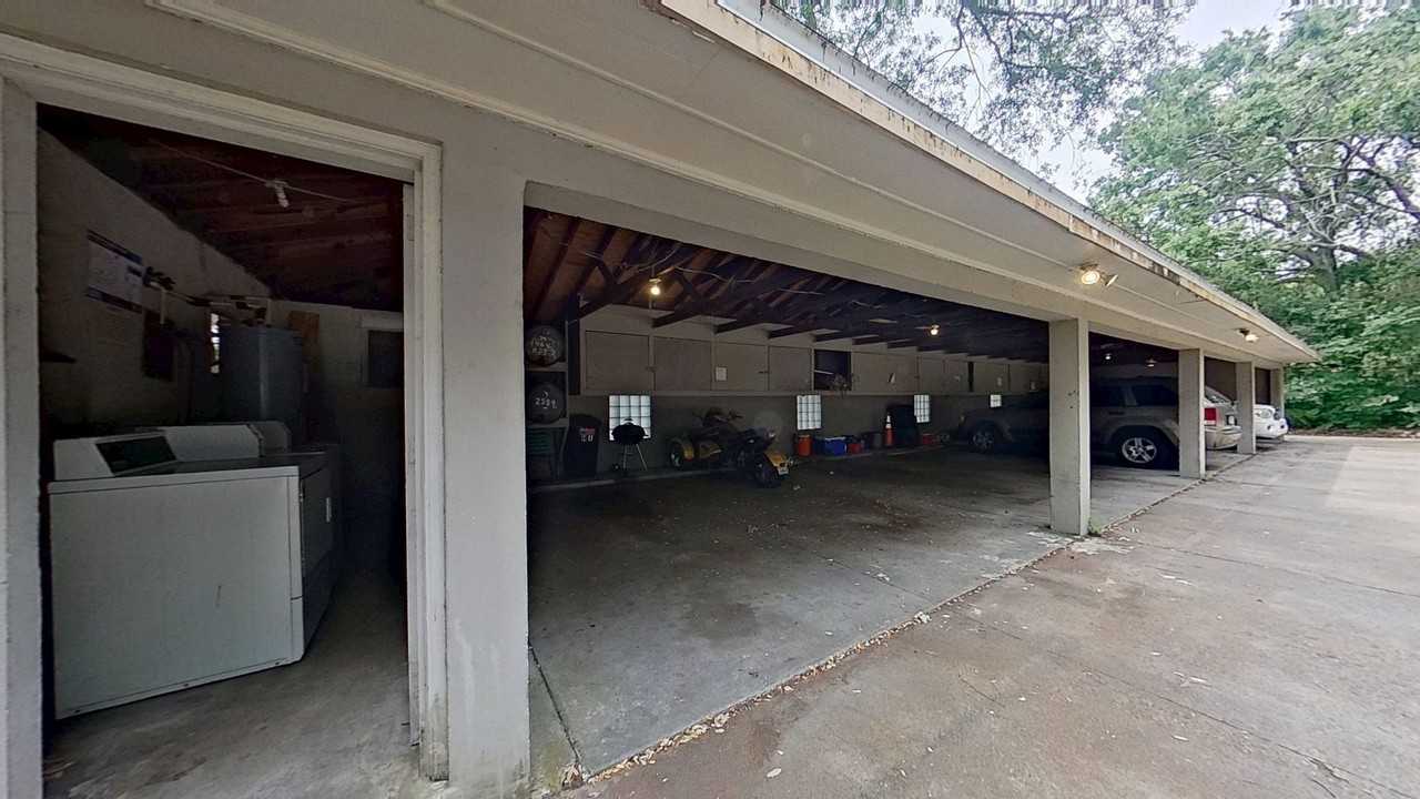 1464 Holmesdale Rd - Photo 3 of 15