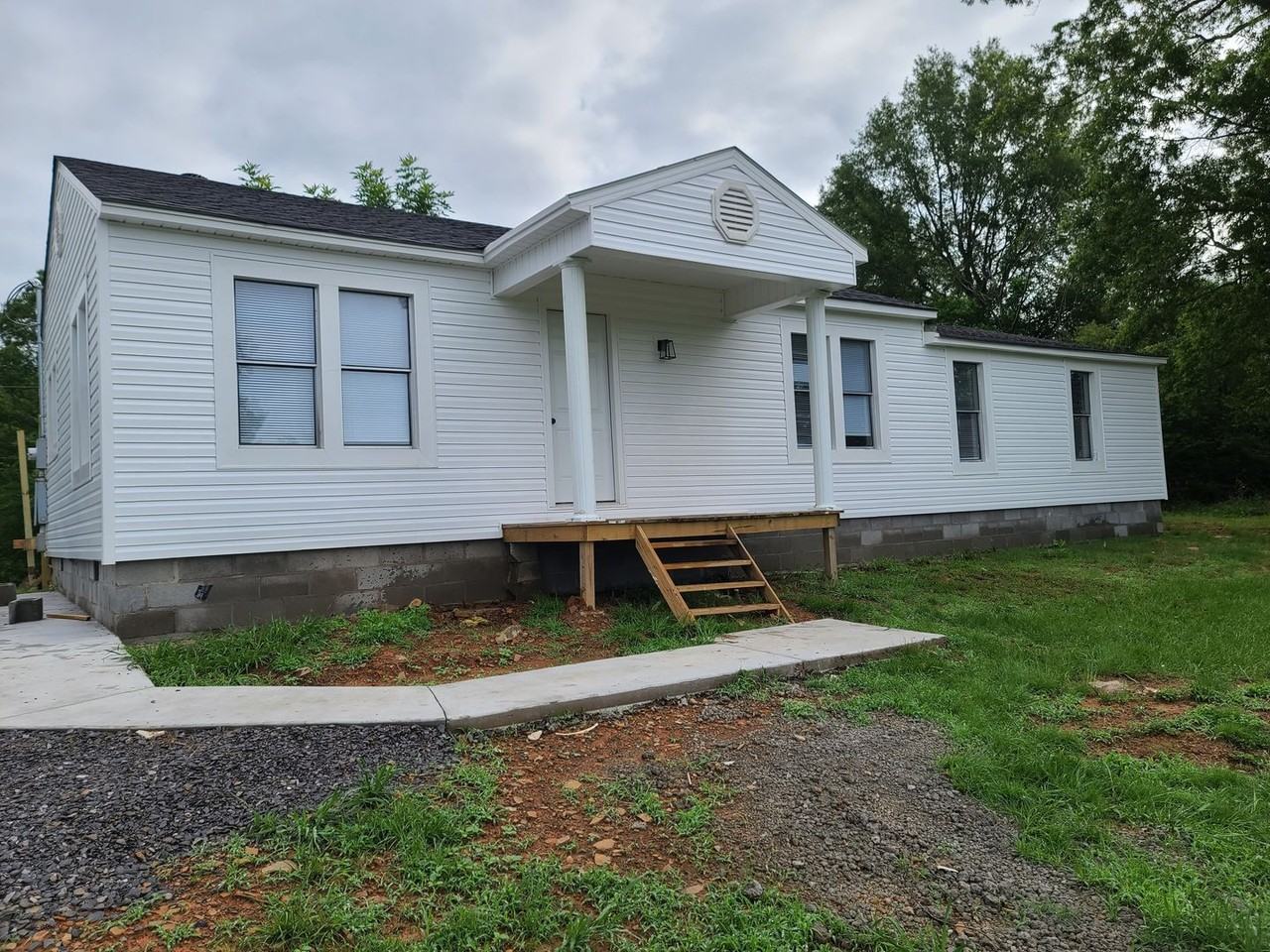 303 Se 4th St #B - Photo 2 of 13