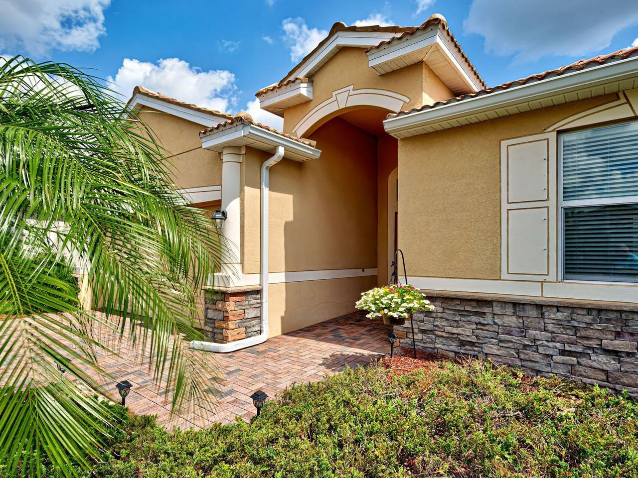 11652 Anhinga Ave - Photo 3 of 50