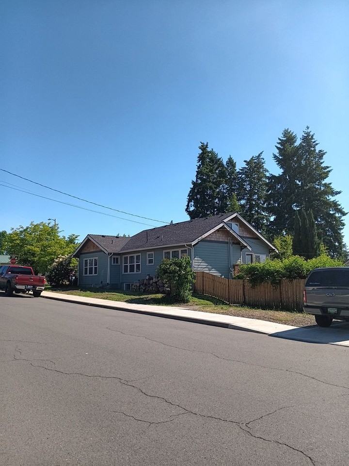 1005 Main St E - Photo 2 of 3