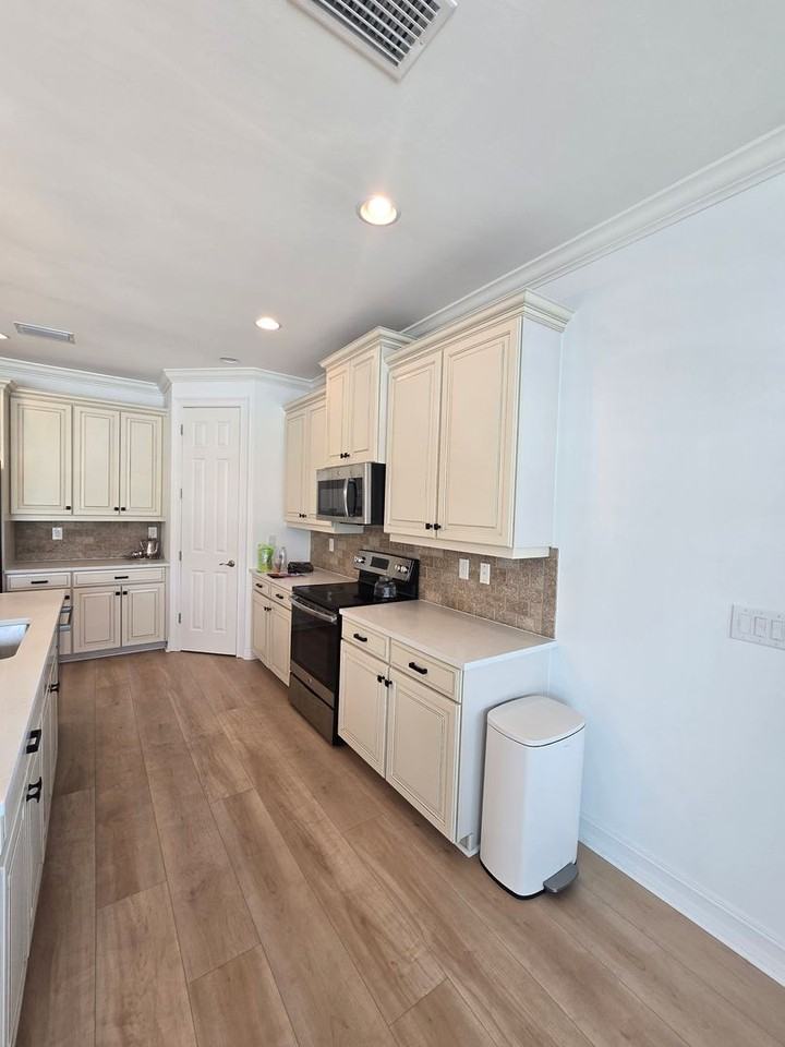 1453 Alhambra Dr - Photo 3 of 34