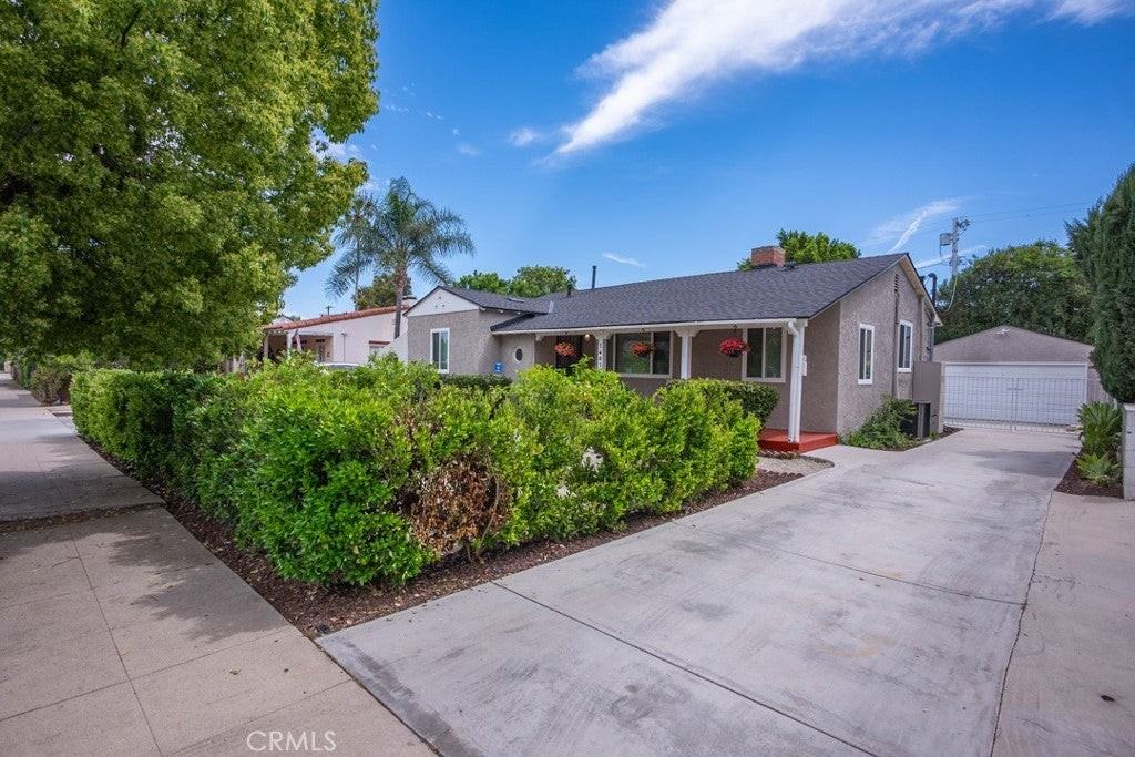 14030 Hamlin St - Photo 2 of 27