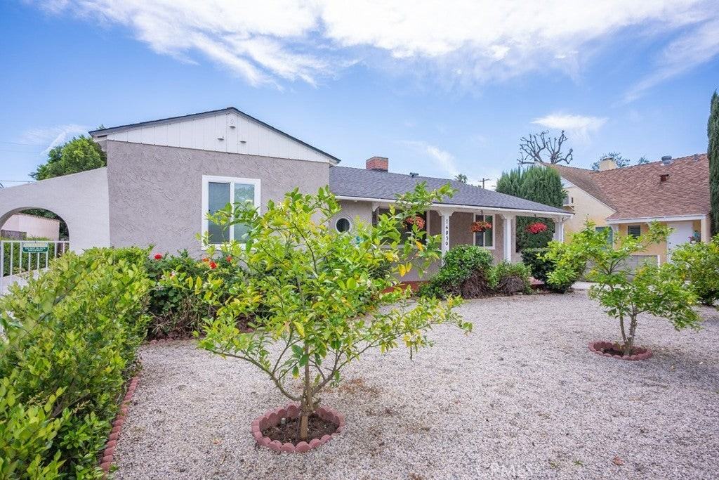 14030 Hamlin St - Photo 3 of 27