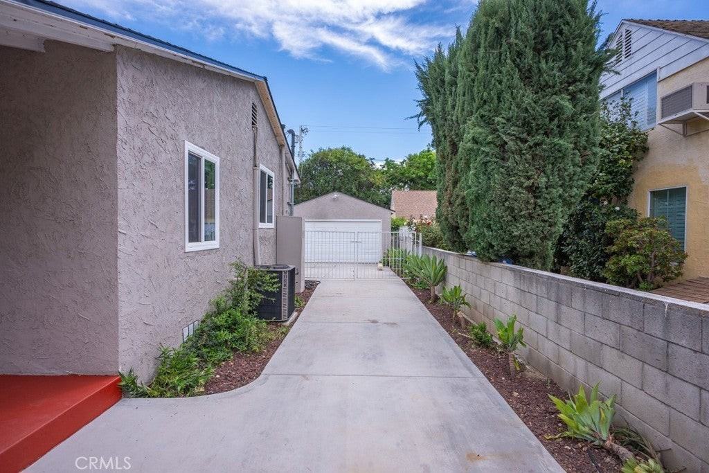 14030 Hamlin St - Photo 5 of 27