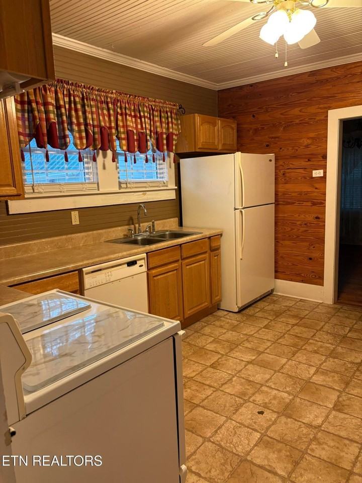 412 W Race St - Photo 2 of 8