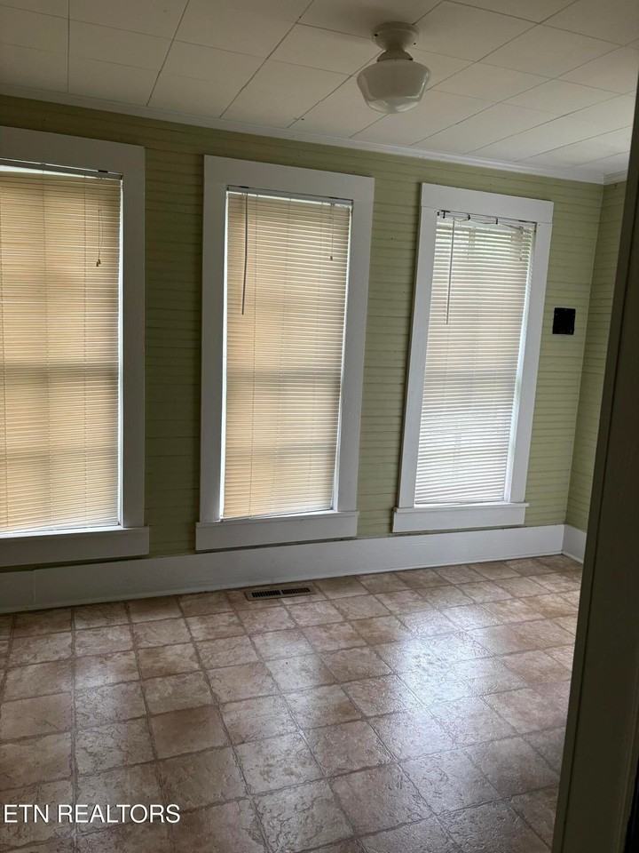 412 W Race St - Photo 3 of 8