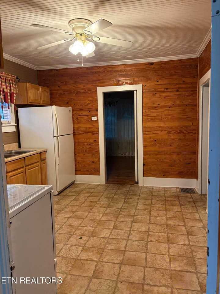 412 W Race St - Photo 4 of 8