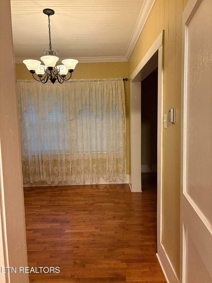 412 W Race St - Photo 5 of 8