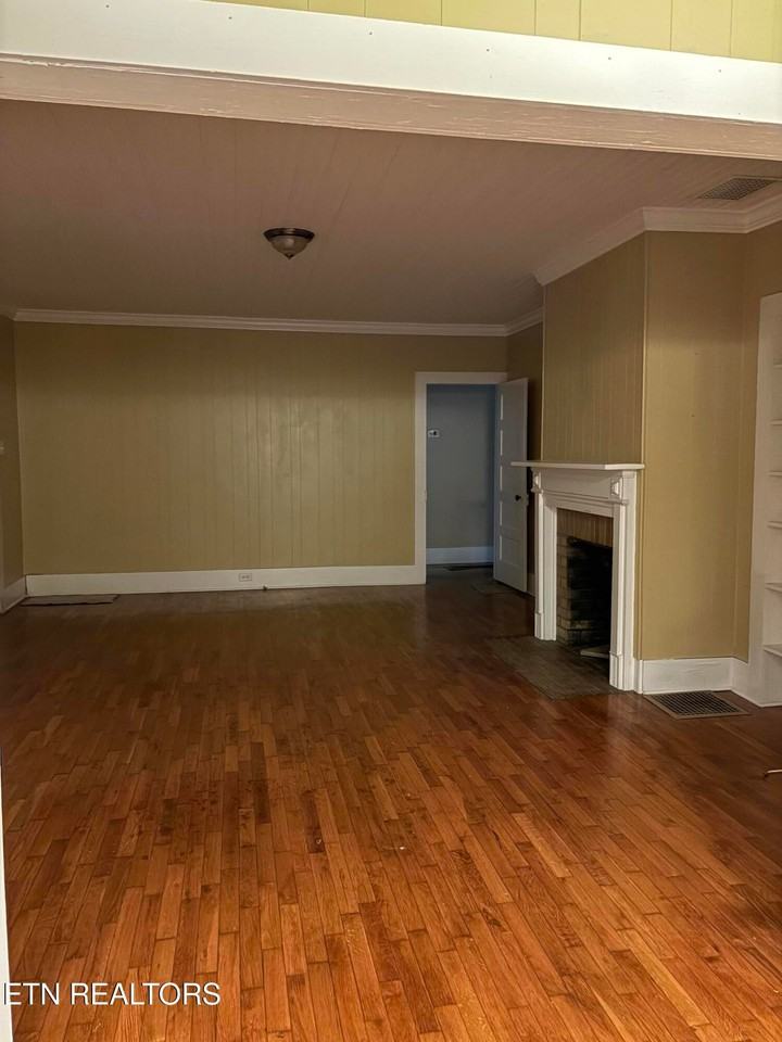 412 W Race St - Photo 6 of 8