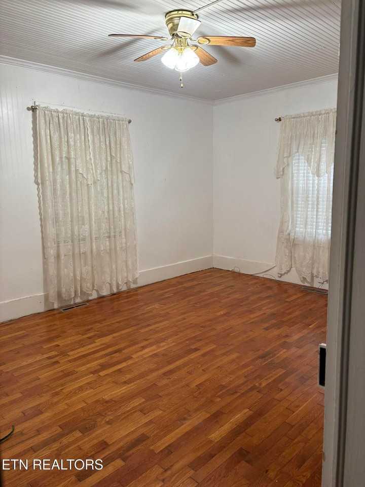 412 W Race St - Photo 7 of 8