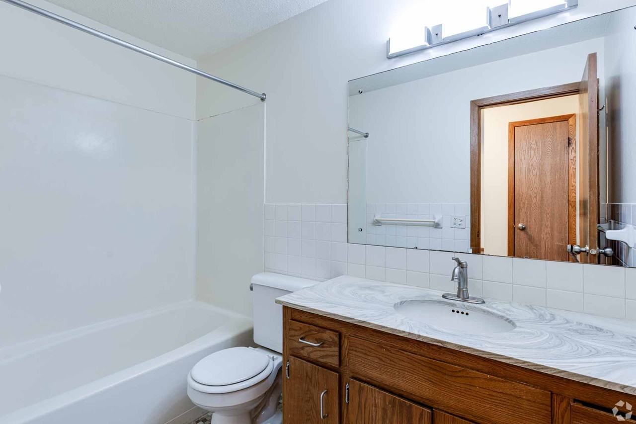 Apache Manor Apartments - Photo 5 of 45