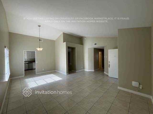 15128 Versailles St - Photo 3 of 19