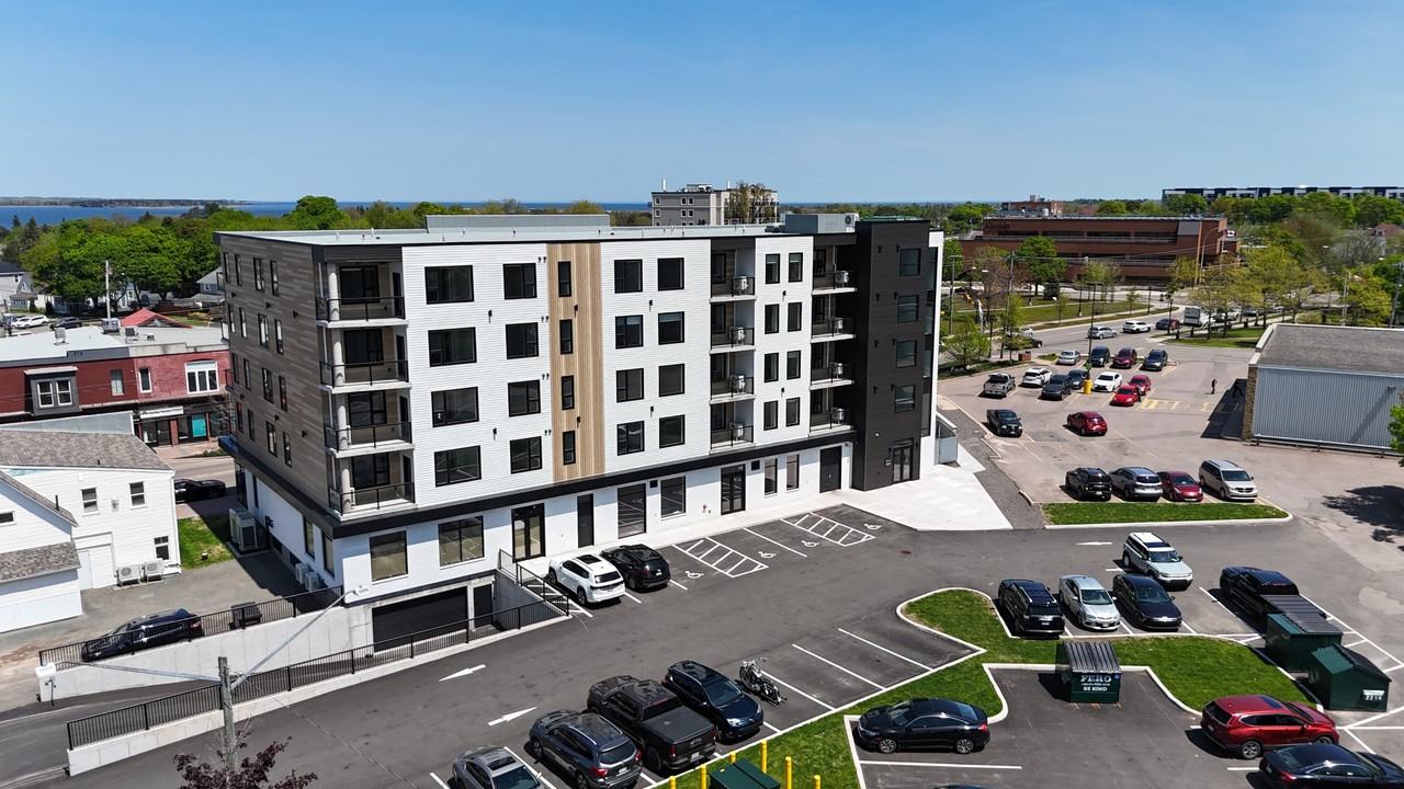 Place Centrale - Photo 2 of 18