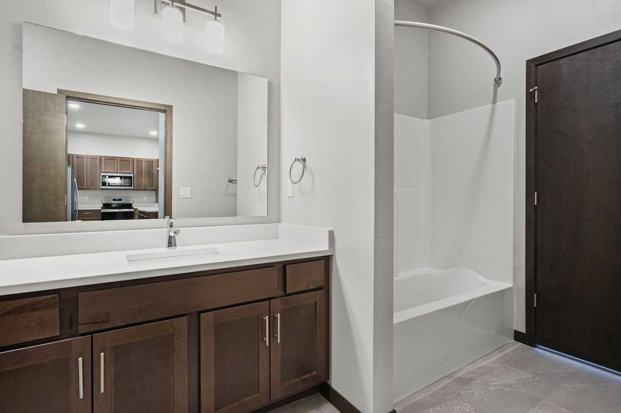 ELEMENT Apartments IV - Photo 5 of 9