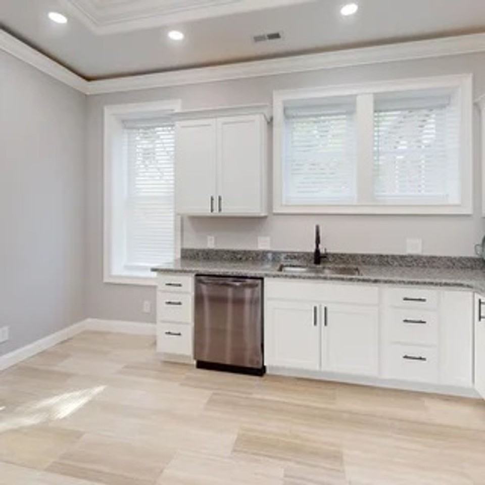 505 22nd St - Photo 5 of 18