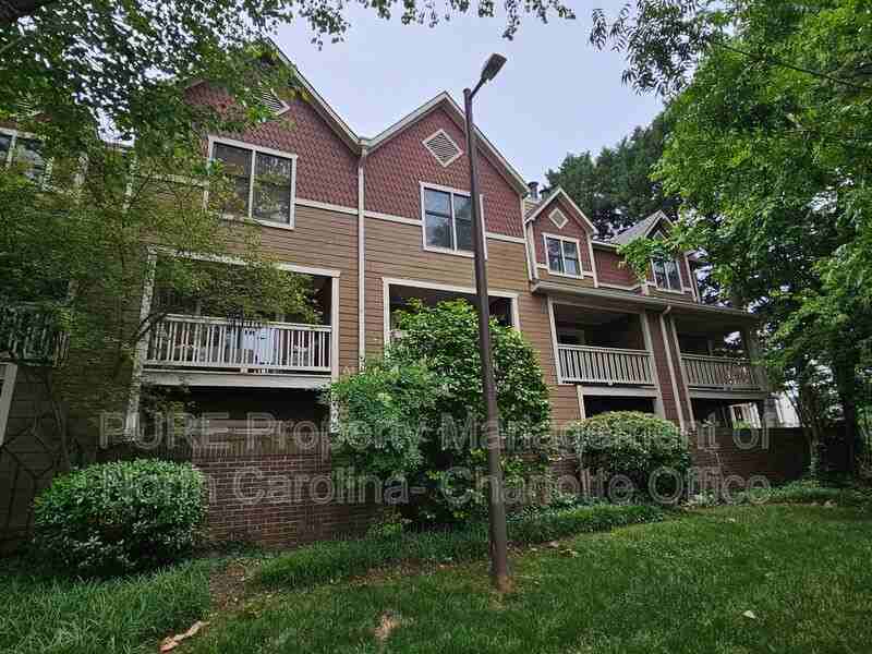 333 Circle Ave F - Photo 3 of 32