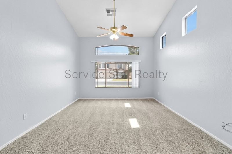 2111 E Appaloosa Rd - Photo 5 of 31
